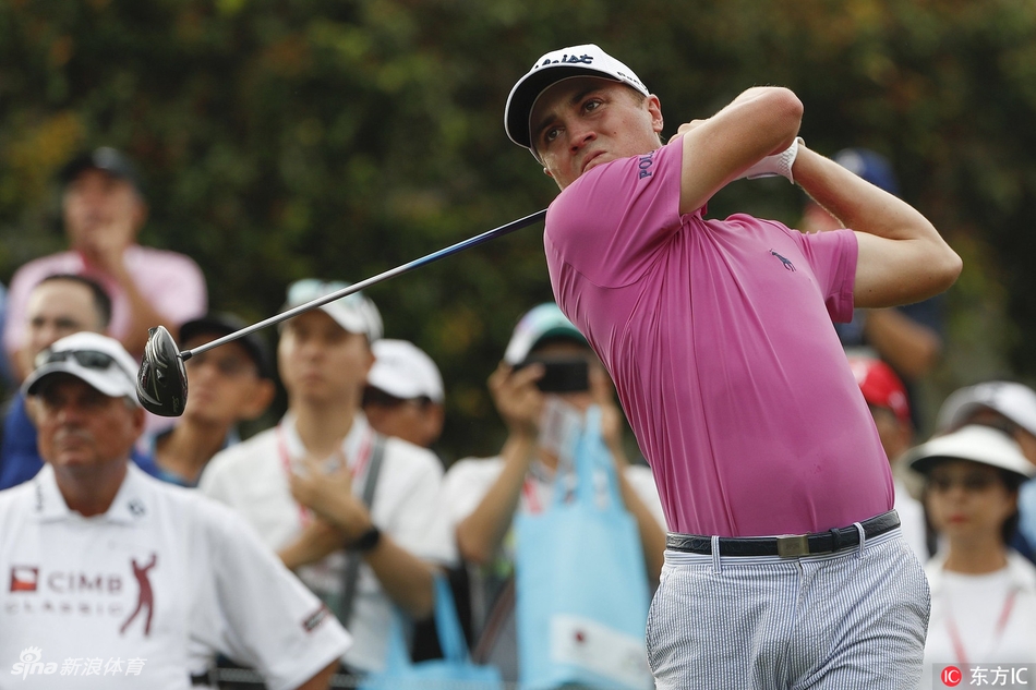 卡梅隆·史密斯在果岭边仔细查看球位，湿热的气候让他汗流浃背，却无法动摇他争夺冠军的专注。