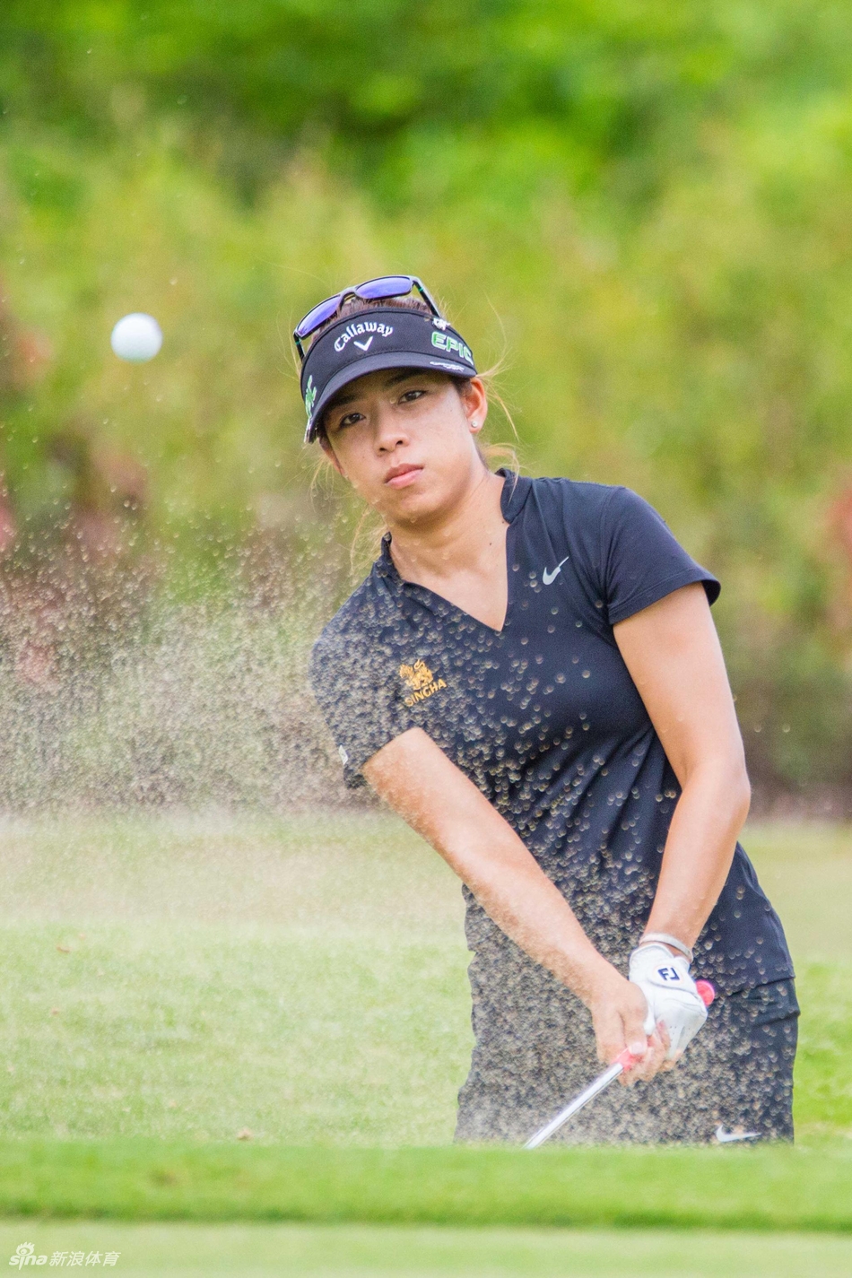 普瑞玛在赛场上展现优雅的挥杆姿势，白色球帽在阳光下格外醒目