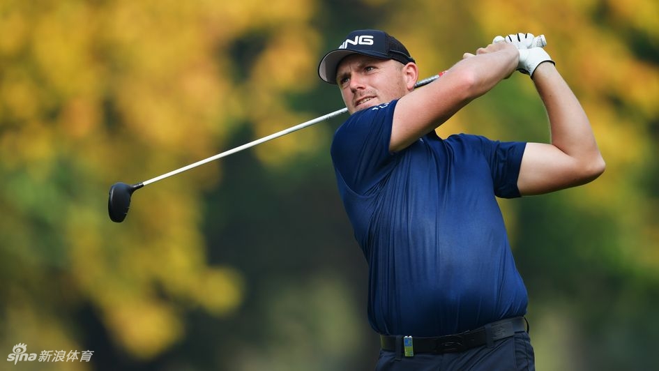 老将西蒙尼斯潇洒挥杆，标志性的牛仔裤装扮与从容姿态尽显高球‘传奇’风范。