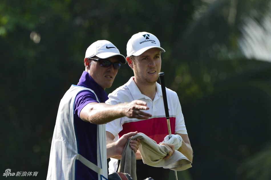 少年李林强在比赛中认真阅读果岭，稚嫩的脸庞上写满专注，小小的身影在广阔的球场上显得坚定而充满希望。