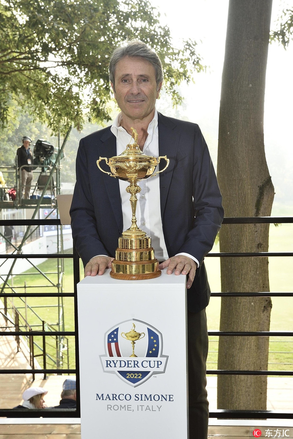 比赛关键时刻，一名球员面对果岭推杆线路陷入沉思，胜负毫厘之间。