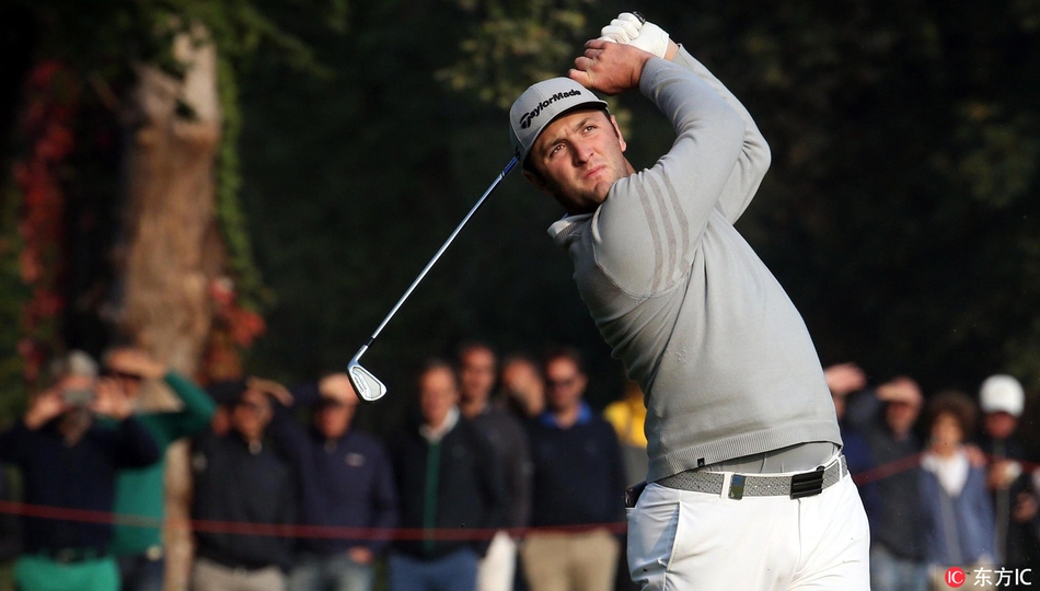 拉姆在果岭上仔细察看推杆线路，错过机会后的表情写满了专注与不服输的斗志。