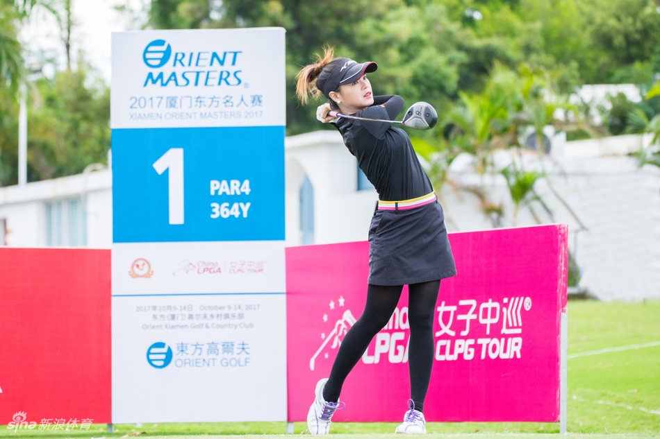 泰国选手普瑞玛在比赛中全神贯注地准备击球，背景是绿意盎然的球场