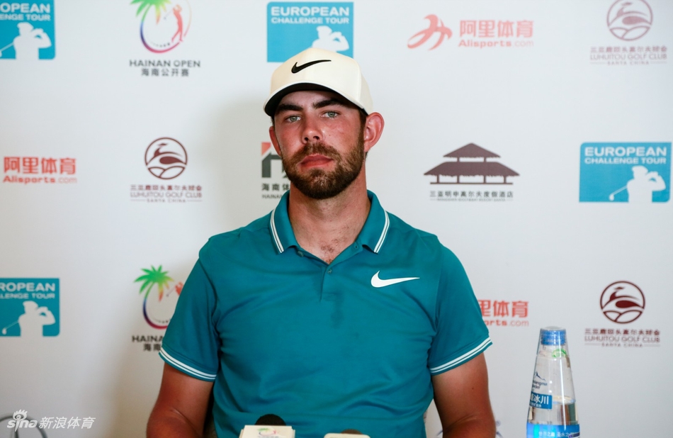 冠军埃里克·范·鲁彦在第十七洞果岭推出制胜一推后，紧握拳头激情庆祝，背景是见证历史的鹿回头球场。