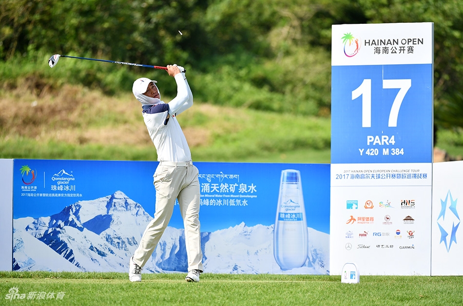 赛事官员与嘉宾在第十八洞果岭旁齐聚，背景中的冠军记分牌醒目矗立，等待着最终英雄的签名确认。