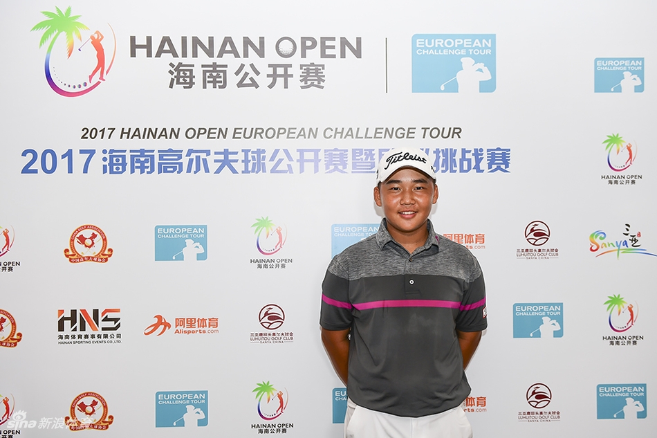 南非选手埃里克·范·鲁彦在决赛轮中顶风挥杆，目光坚定，身后是摇曳的椰林与充满挑战的战场。