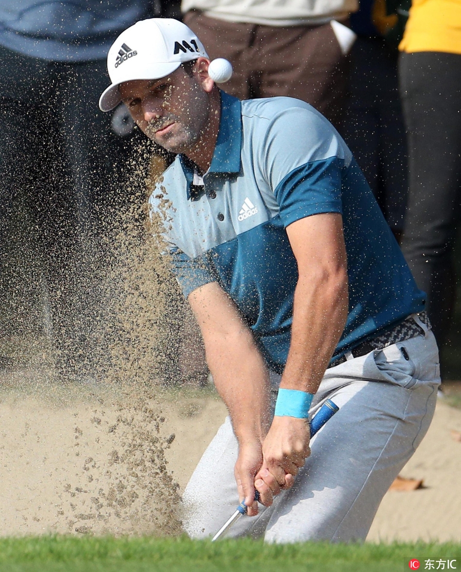 加西亚与弗利特伍德同组竞技，两位球星在果岭上并肩观察推杆线路。