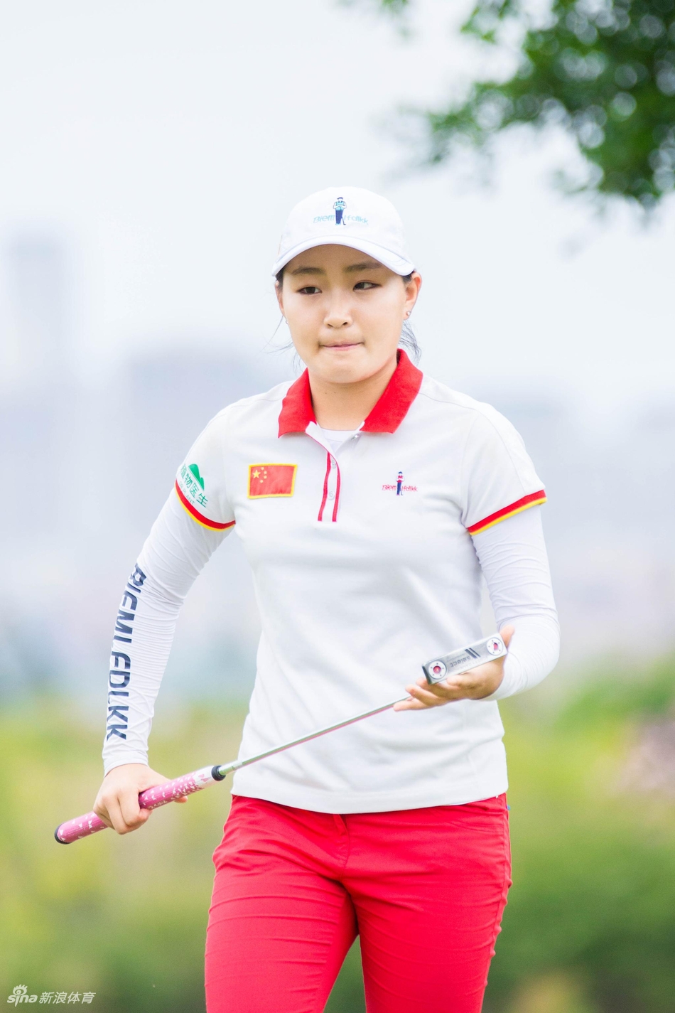 泰拉南在比赛中露出自信的微笑，展现出职业高尔夫选手的从容与风采