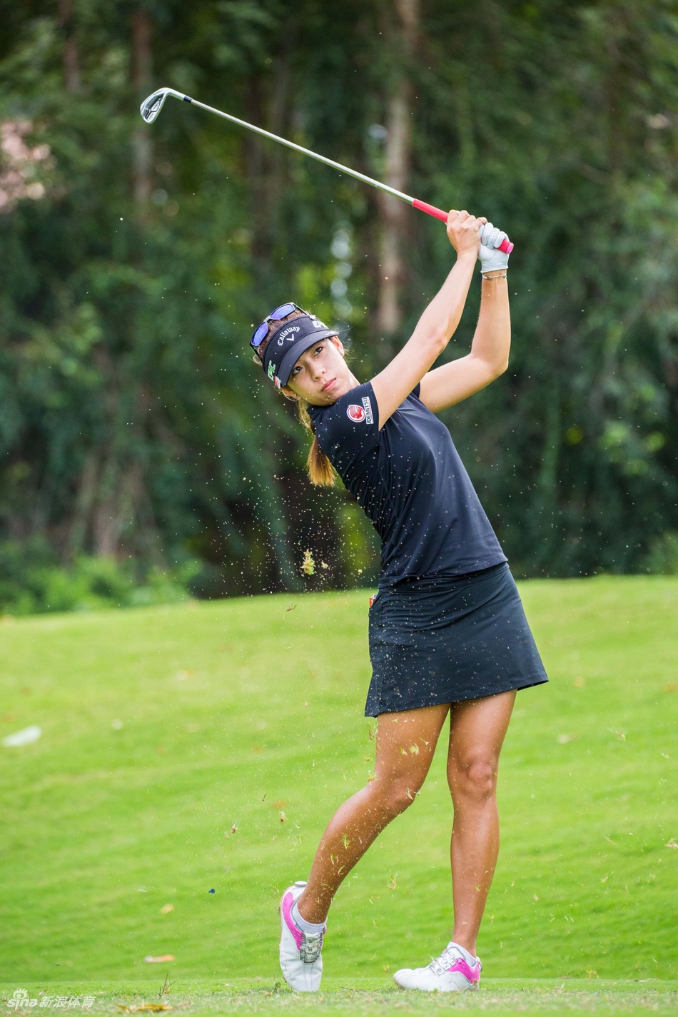 观众们聚集在赛场边，聚精会神地观看选手们精彩的高尔夫对决