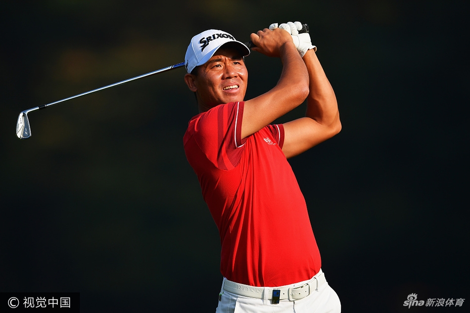 中国名将吴阿顺在球道上凝神准备击球，眼神专注中透露出对胜利的渴望。