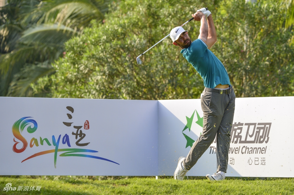 中国业余小将林钰鑫在果岭上俯身精准推杆，专注的神情中透露出超越年龄的沉稳与决心。