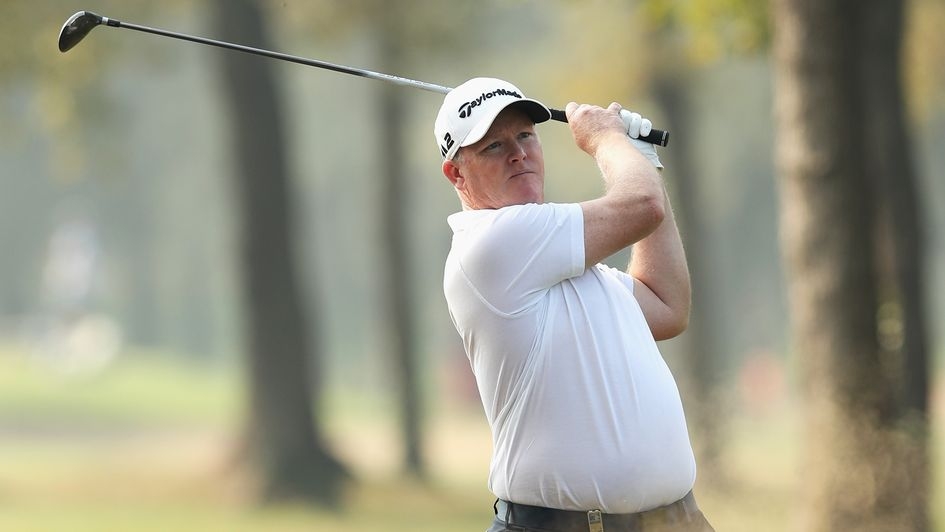 世界顶尖高手拉姆在发球台全力开球，动作充满力量与爆发力。