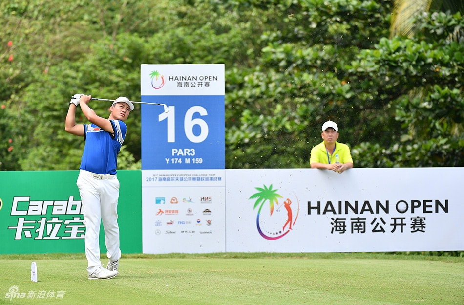 中国职业球手黄文义在练习场专注地进行开球训练，阳光洒在他坚毅的侧脸与挥杆的轨迹上。