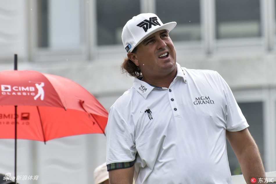 松山英树在球道上全力挥杆，身姿充满力量感，完美诠释了其进攻性球风的爆发瞬间。