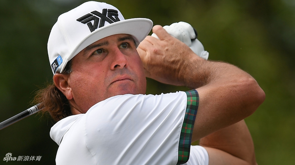 帕特·佩雷兹在TPC吉隆坡球场果岭边凝神观察推杆线路，目光坚定，对胜利充满渴望。