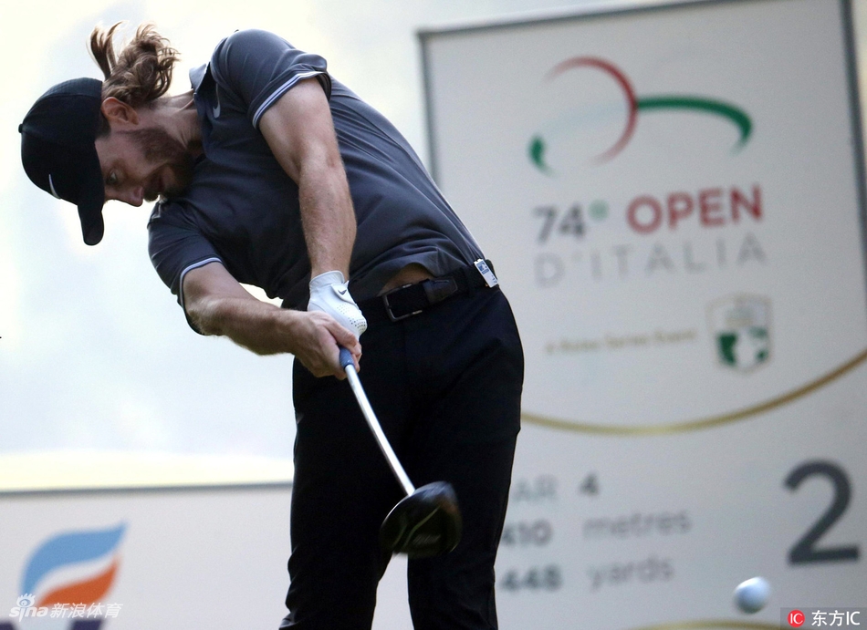 奇拉德克·阿费邦拉特在沙坑中奋力救球，沙粒飞扬的瞬间展现了他精湛的短杆技术与沉着的心态。