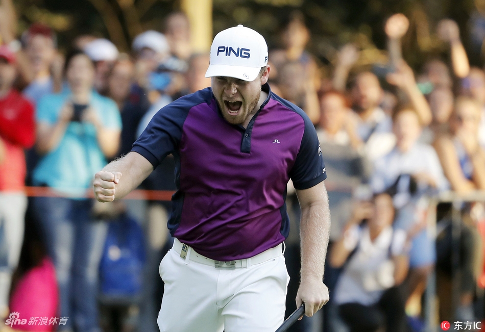 哈顿在果岭上优雅完成最后一推，小球精准滚入洞杯，为他锁定胜局的一刻。