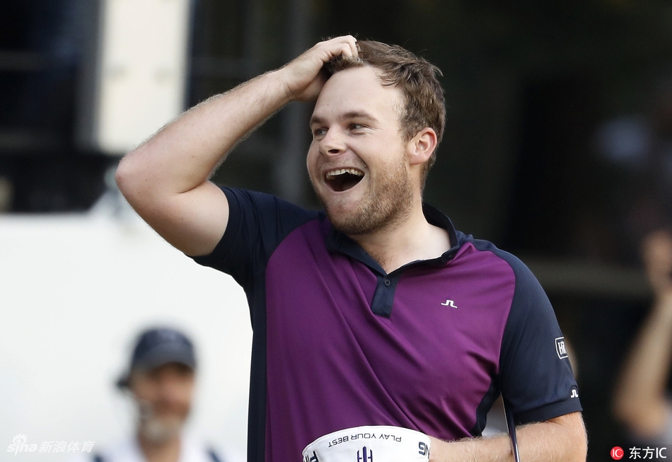 哈顿在练习轮中认真观察果岭线路，眉头微蹙，展现出职业球员一丝不苟的赛前准备。