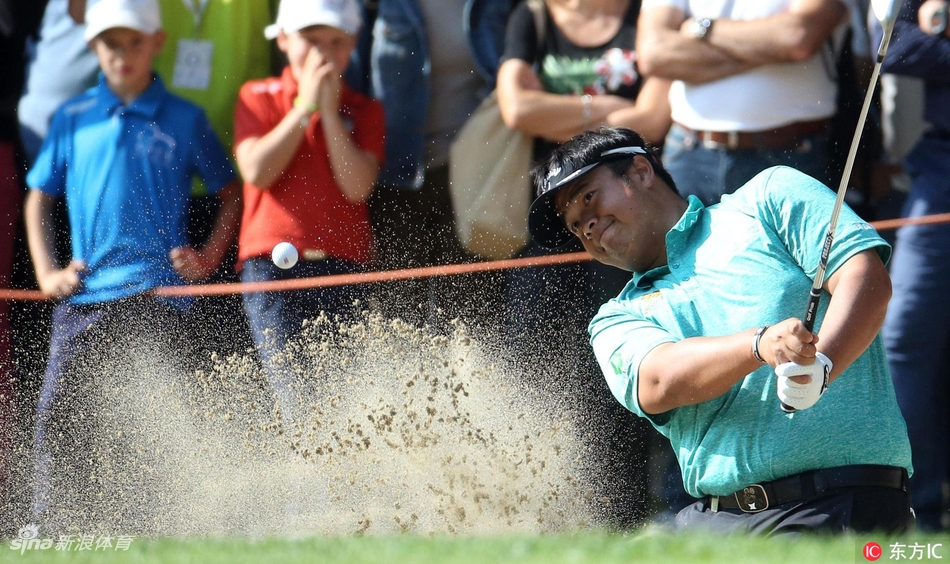 决赛轮紧张时刻，哈顿与球童共同研读码数本，商讨进攻策略，表情专注而坚定。