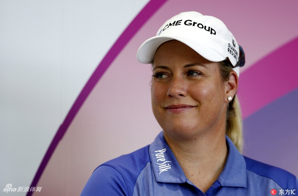 四位球员在发布会后轻松交谈，自然形成的小圈子洋溢着和谐与融洽的团队氛围