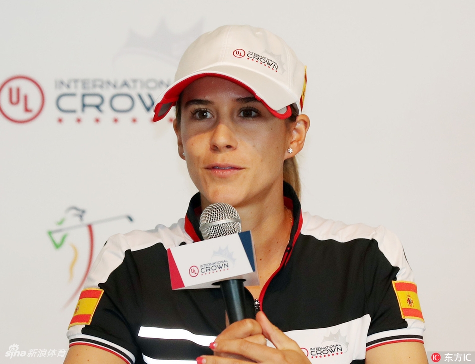 冯珊珊与同组球员在户外轻松交谈，秋日阳光洒在她们身上，勾勒出一幅顶级运动员之间惺惺相惜的温暖画面。