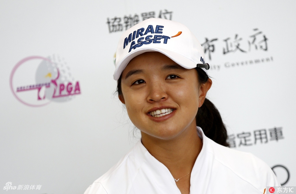 发布会全景定格，四大天后与赛事背景板融为一体，共同构成一幅展现女子高尔夫顶级盛事的经典画面