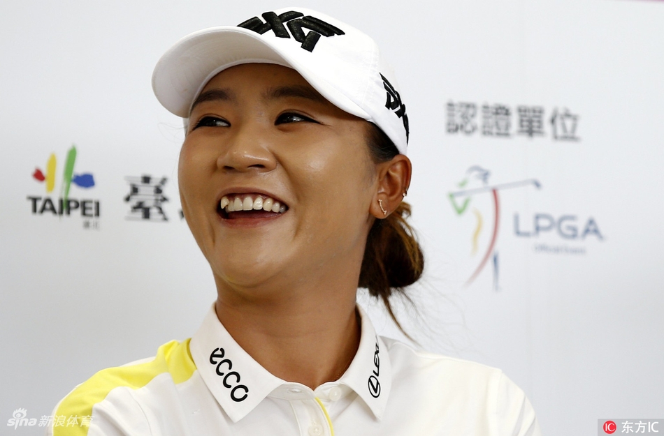 布里特妮·林西科姆开怀大笑，露出洁白牙齿，轻松愉快的氛围感染了现场的每一位观众