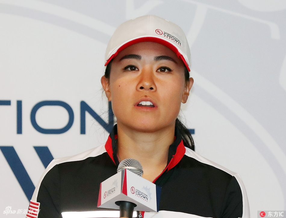 媒体镜头下的群像侧写，捕捉到球员们认真聆听或会心一笑的瞬间，展现了发布会现场专业而又不失活泼的氛围。