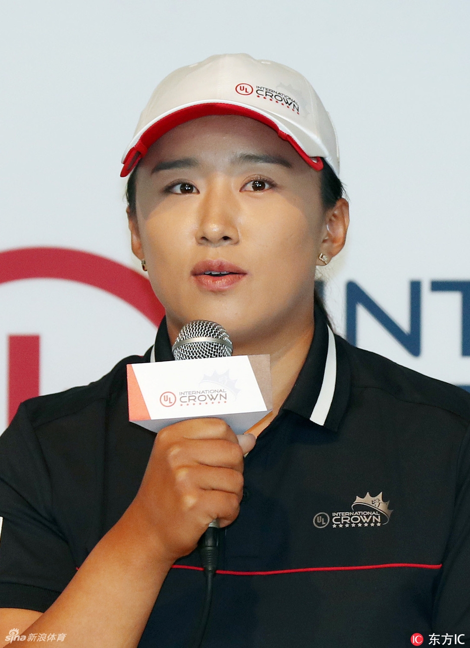 活动间隙，球星们三三两两聚在一起深入交流，这超越竞技的友好互动正是高尔夫运动核心价值的体现。