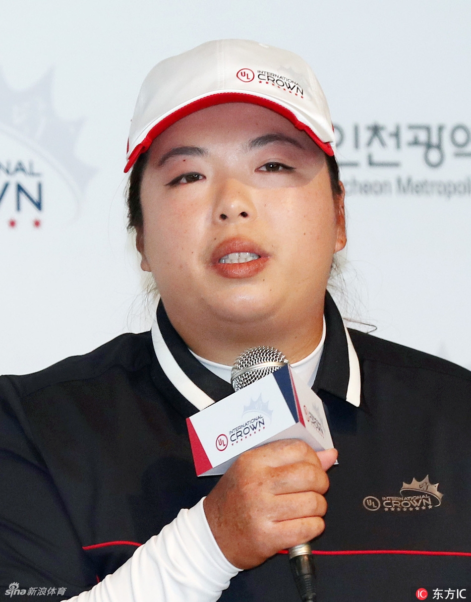 美国队实力战将姜孝林与韩国名将梁熙英在镜头前并肩站立，两位不同风格的顶级球员共同展现出高尔夫运动的多元之美。