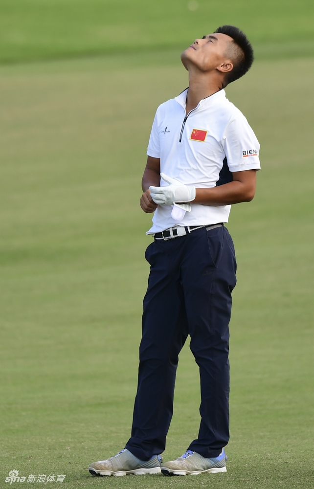 中国球员张蕙麟手持最佳中国球员奖杯与吉祥物合影，脸上露出笑容