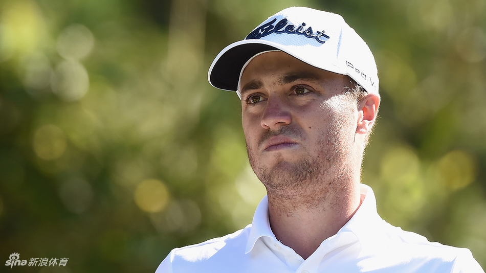 贾斯汀·托马斯在济州岛的大风中坚定地望向球道，目光如炬，仿佛在审视风向与果岭的每一处细节。