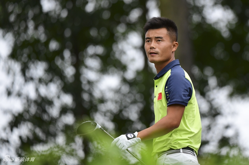 张蕙麟在第十八洞果岭外凝神准备推杆，这一记小鸟推将为他锁定中国最佳球员的荣誉。