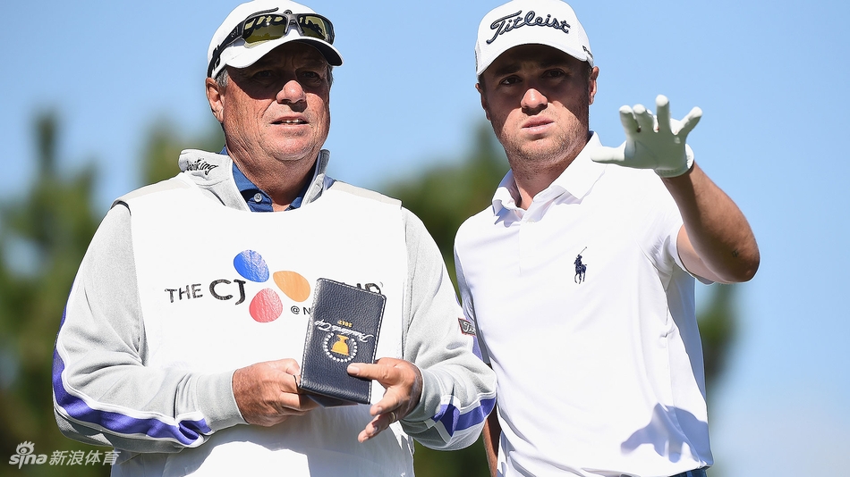 印度选手安尼班·拉西里在果岭边蹲身，全神贯注地观察推杆线路，沉稳的姿态与身后济州岛的壮阔风光形成对比。