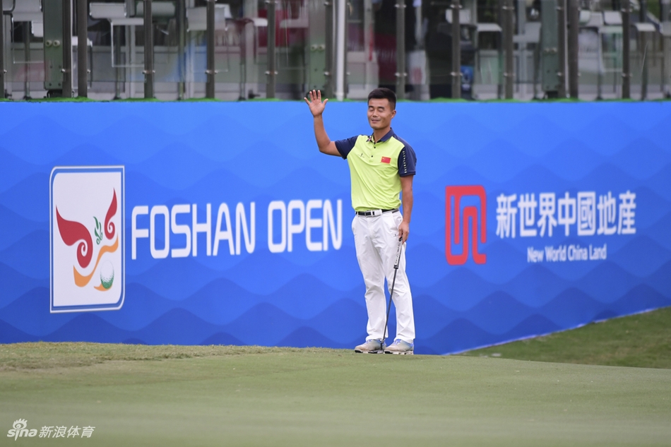 张蕙麟从颁奖嘉宾手中接过“鲤鱼跃龙门”金奖，笑容灿烂，这是他坚持与实力的最好证明。