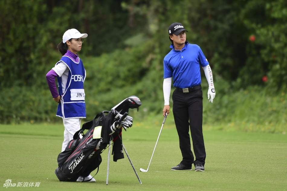 赛事形象大使陈子豪在练习场上专注挥杆，作为中国高尔夫的新生力量，他的每一次击球都承载着期望。