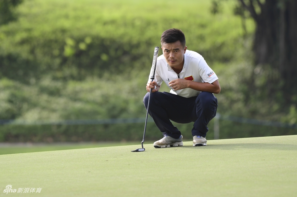 热情的观众聚集在果岭周边，聚精会神地观看球员推杆，充满赛场氛围