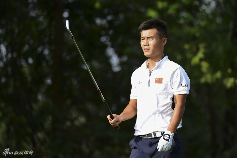 威尔士冠军奥利弗·法尔在第十八洞果岭推入制胜一推后，振臂庆祝胜利