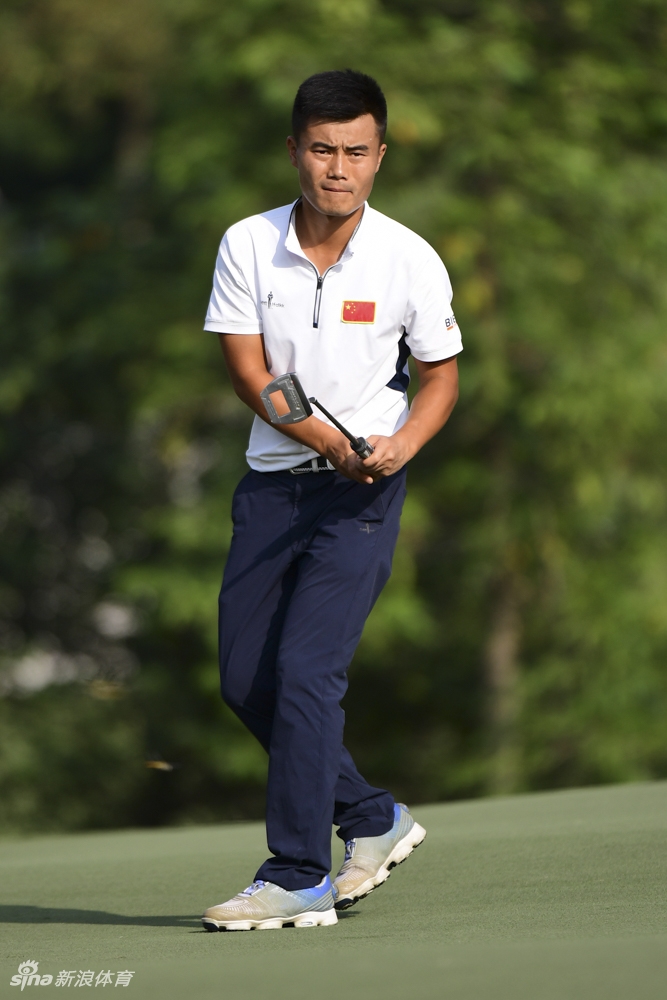 赛事形象大使陈子豪在球道上击球，姿态标准，吸引了现场观众的关注