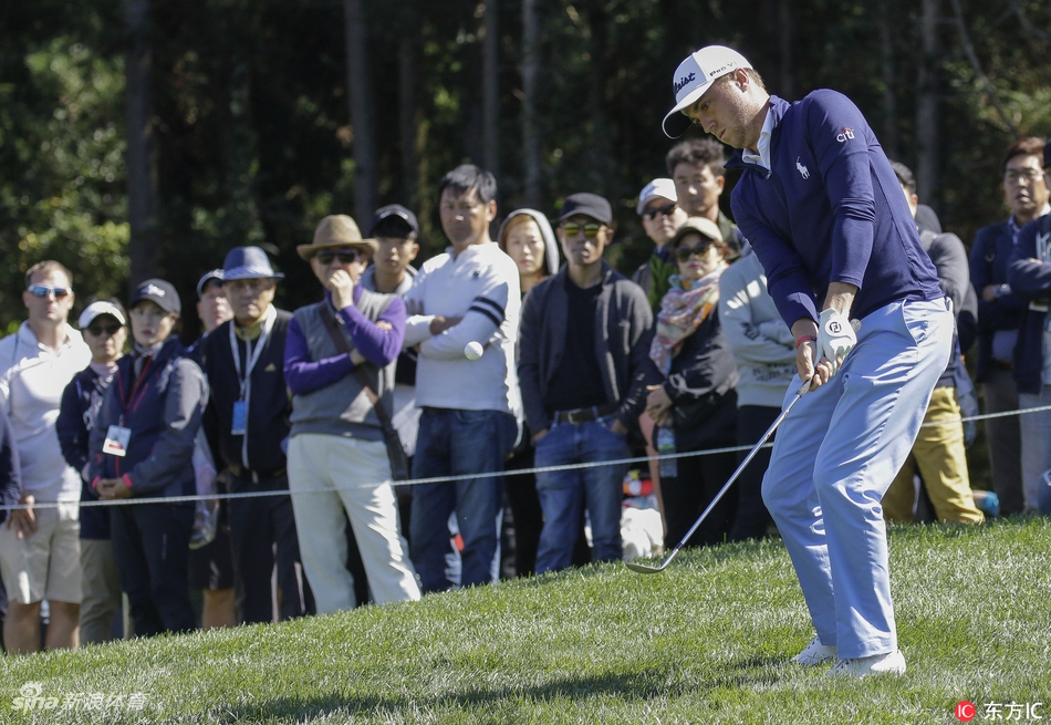 斯科特·布朗在记分牌下与托马斯并列领先，他面带微笑，眼神中充满了对决赛轮挑战的期待与对胜利的渴望。