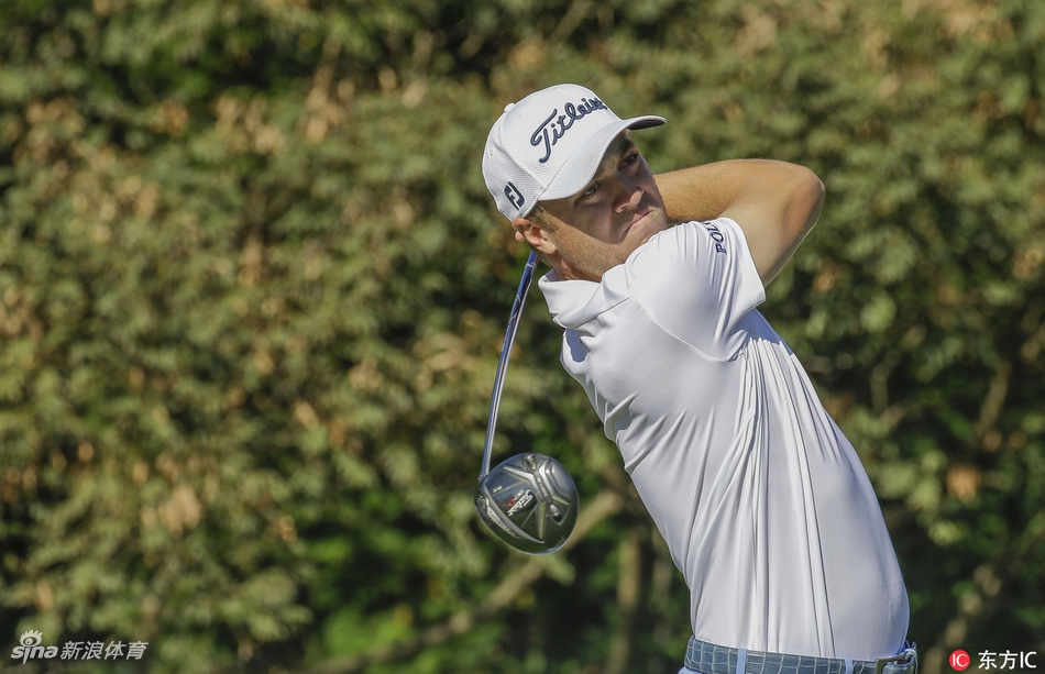 贾斯汀·托马斯在果岭环边缘进行一次精巧的切杆，身体重心压低，杆头精准地触击小白球，一场拯救帕或抓鸟的好戏即将上演。