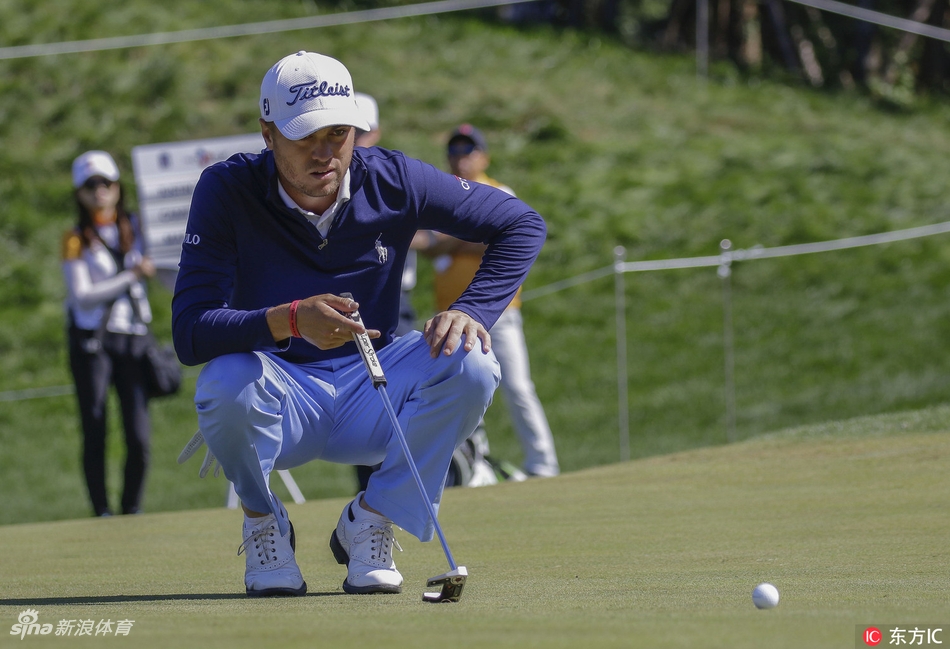 卢卡斯·格罗乌尔在练习果岭旁静静候场，他双手叉腰眺望远方，大战前的宁静与专注写在他的脸上。