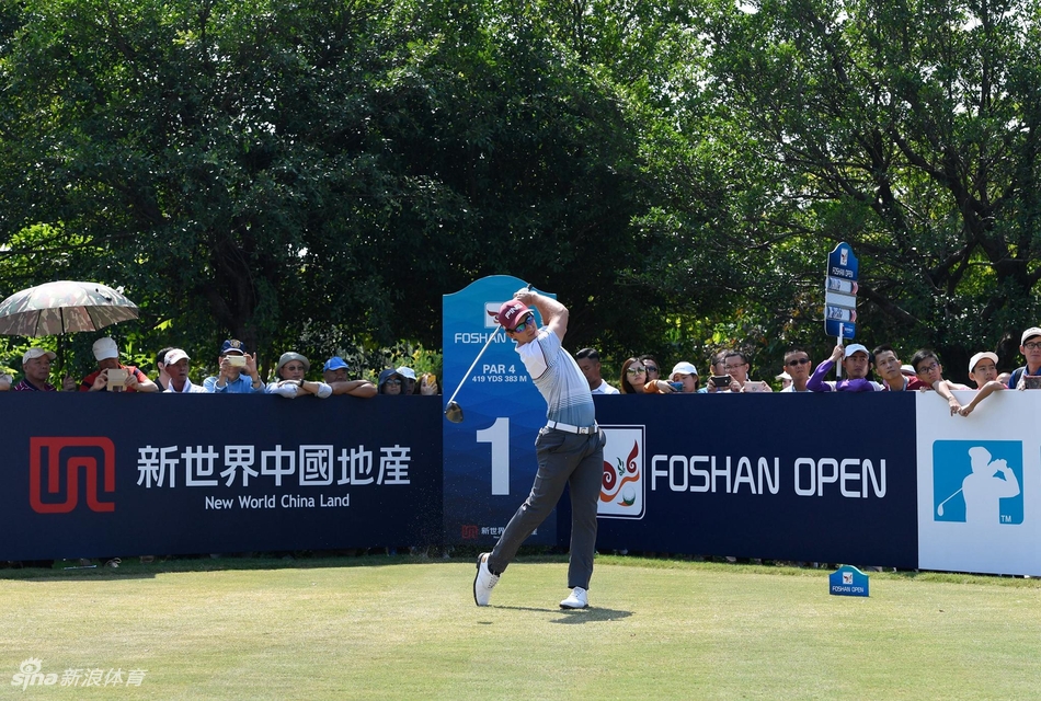 奥利弗·法尔在第十八洞果岭沉稳推杆,锁定胜局后振臂庆祝,阳光洒在他自信的脸庞上。