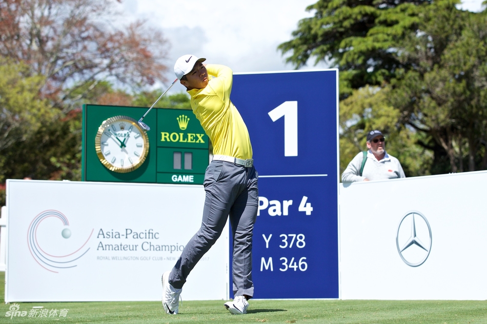 中国高尔夫少年们并肩而立,脸上洋溢着自信的笑容,身后是象征荣耀的奖杯