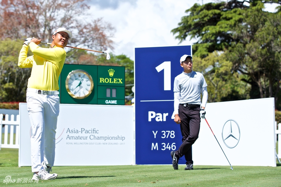 中国队小将张华创在球道上冷静分析击球路线,展现超越年龄的沉稳