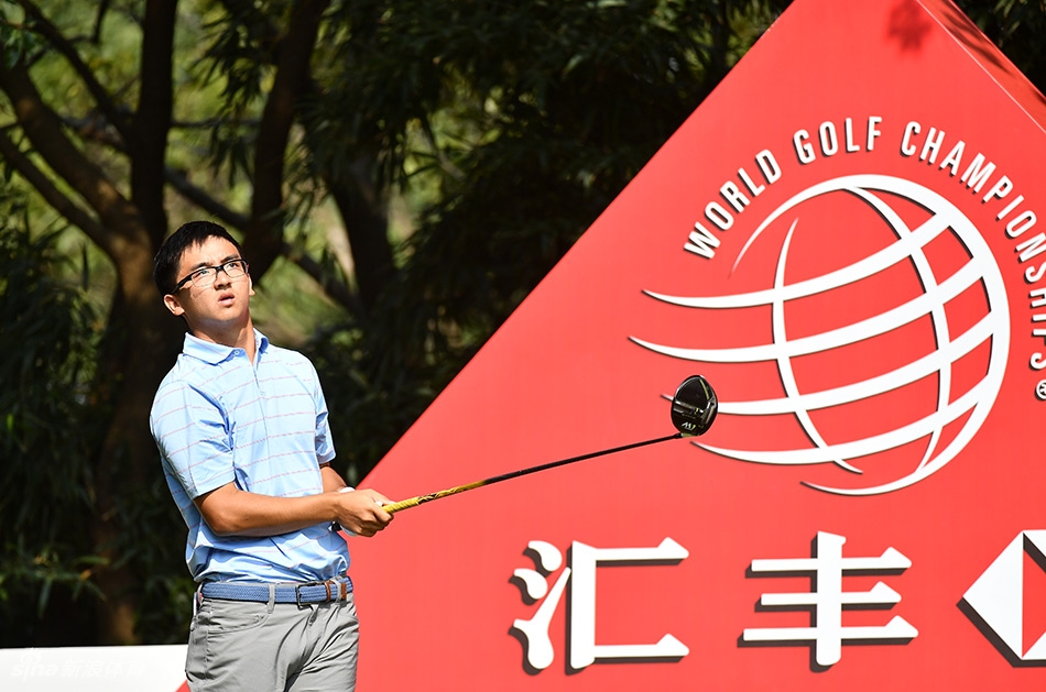 年轻的中国球手窦泽成在比赛中专注准备推杆，眼神坚定充满朝气