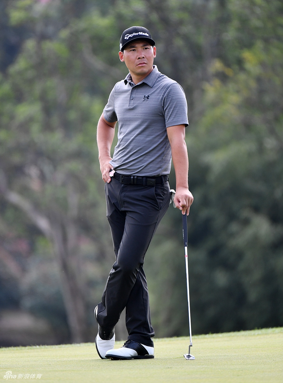 泰国名将阿菲巴拉特在树林掩映的球道上观察球路，神态轻松自信