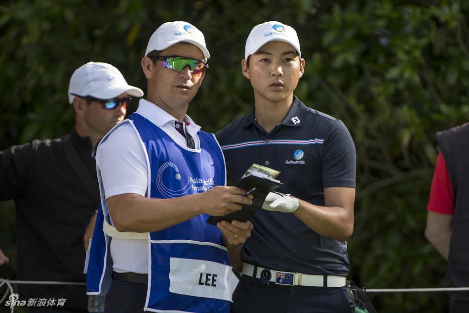 赛事新闻发布会现场，多位球员并坐接受媒体采访，背景是赛事标志。