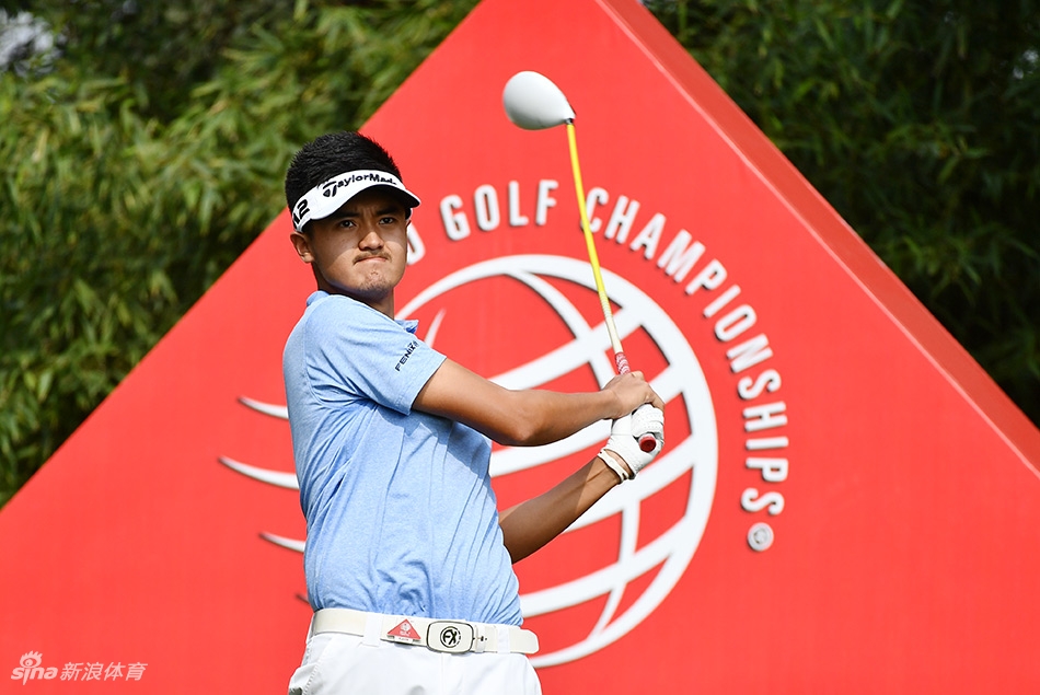 英格兰球星贾斯汀·罗斯在沙坑中成功救球，沙砾飞扬瞬间动感十足