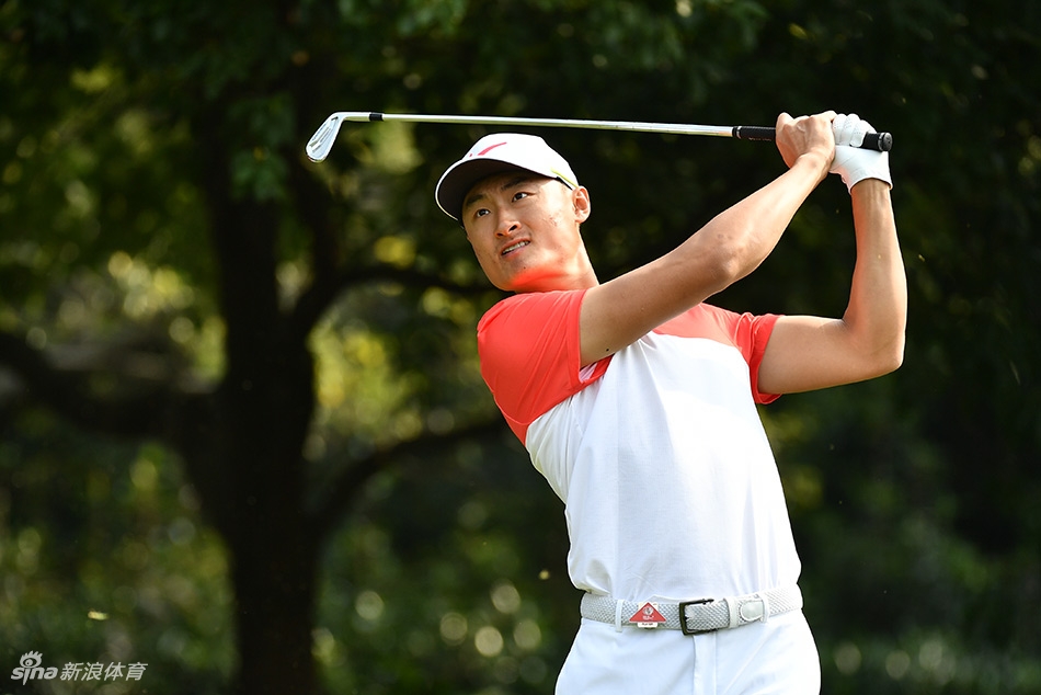 观众们聚集在佘山球场的水边看台，聚精会神地观看选手击球